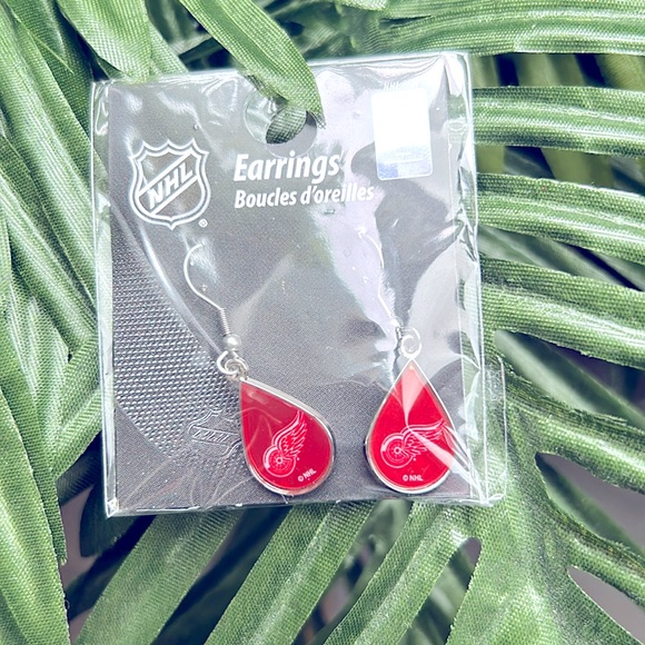 Jewelry - Detroit Red Wings tear drop earrings
